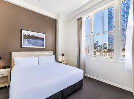 Oaks Sydney Goldsbrough Suites, hotel with jacuzzis in Sydney