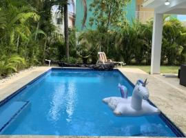 Beautiful large house with private inground pool., hotel in Santo Domingo