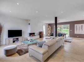 Olympic Games - Exclusive House, hotel in Villennes-sur-Seine