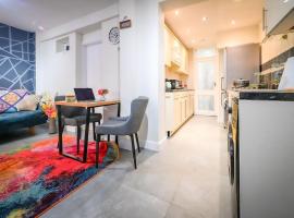 Jazzy 2BR Enfield Crib - Parking, Wi-Fi & Private Garden, apartament din Ponders End