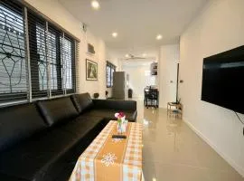 White House With 2bedrooms plus 1 bathroom sharing Near Phuket Kathu Waterfall