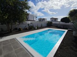 VILLA ANNA With heated pool: Puerto del Carmen'de bir tatil evi