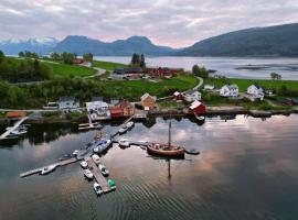 Stort havnehus ved Otnesbrygga, hotel na may parking sa Otnes