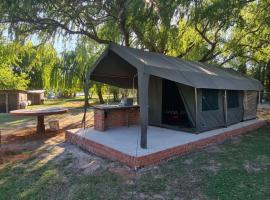 Riverbend Camp - Self-catering Luxury Glamping Tent, luksuslik telkmajutus sihtkohas Christiana