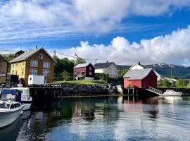 Hus ved Valsøyfjorden