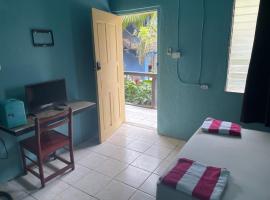 Airport Inn Roatan، فندق في Coxen Hole