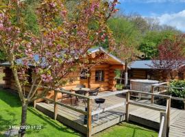 Mountain Edge Resort Lodge 2 with Hot Tub, hotel i Church Stretton