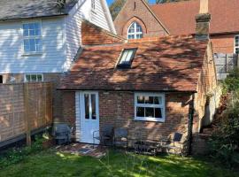 Adorable and Cosy Tiny Cottage, holiday home in Heathfield