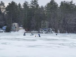 Tranquil 4br lakefront home with wrap around deck, vacation home in Warner