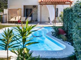 Marilis House, private swimming pool, south beach, mountain view, hotel with parking in Ardaktos