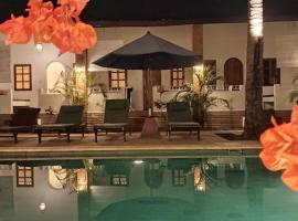 White Coconut Resort, отель в городе Гили-Траванган