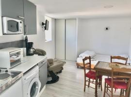 Studio indépendant confortable, hotel v destinaci Bourbon-lʼArchambault