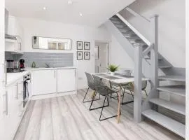Flatzy - Modern 3 Bedroom Home in City Centre