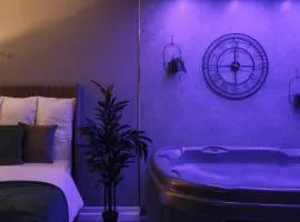 Riverside studio with Jacuzzi!