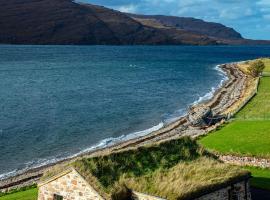 The Ruin - Lochside Cottage dog friendly, hotel in Ullapool