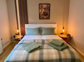 1BR Haven in Crewe - Modern, Chic & Central, hotel in Crewe