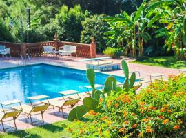 Family resort in villa with pool, struttura ad Aci Castello