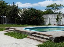 Casa piscina na praia Laranjal, hotel em Pelotas