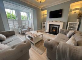 Polruan - stunning central NQ house - dog friendly, hotel in New Quay