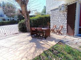 M084 - Marcelli, trilocale con giardino a 100 m. dal mare al Residence MareVerde, hotel din Marcelli