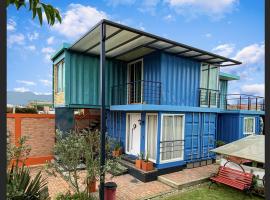 Container convertido en acogedor apartamento, cheap hotel in Cajicá