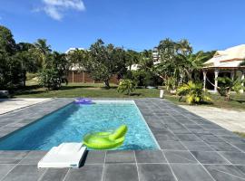 Gîtes Soleil étoilé - Piscine - Jardin fleuri - Terrasse, hotel in Anse-Bertrand