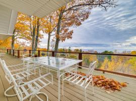 Pet-Friendly Michigan Home with Deck and Views!, hotel s parkiralištem u gradu 'Harbor Springs'