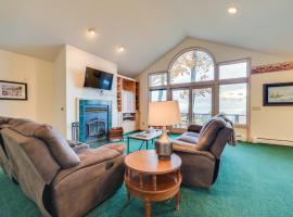 17 Mi to Skiing! Lake-View Michigan Home with Deck, βίλα σε Harbor Springs