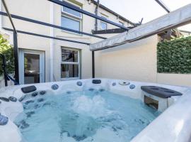 The bay cottage hot tub, holiday home in Morecambe
