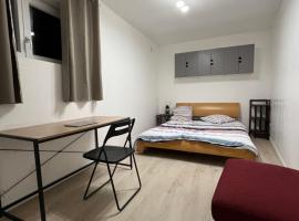 Studio indépendant plein pied avec mezzanine, hotel in Joinville-le-Pont