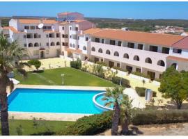 Luxury Apartment with pool in historical town and great surfing beaches, hotel de lux din Sagres