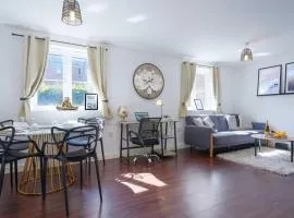 Beautiful Apartment - Close to City Centre - Free Parking, Fast Wifi, SmartTV with Sky TV and Netflix by Yoko Property