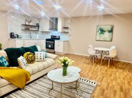 Chic Home with Expansive Backyard- duplex back unit2, hotel i San Mateo