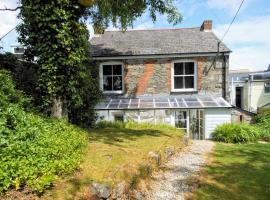 Lovely cottage with private garden, sumarhús í Penryn