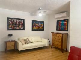 Santa Monica Apartment, hotel with parking in Carnegie