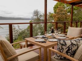 Majestic 2 bedroom villa with panoramic bay views, cottage in Strahan