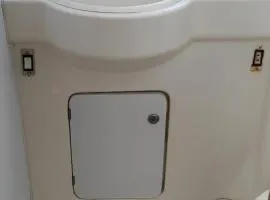 cabine sur bateau à quai