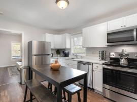 Downtown home! Walk to Bulls Stadium, DPAC & food, hotel a Durham