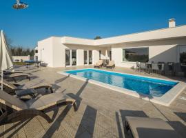 Lovely Home In Babici With Heated Swimming Pool, hotel a Babići