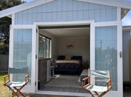 Kowhai Landing Beach Cabin ชาเลต์ในOtaki Beach