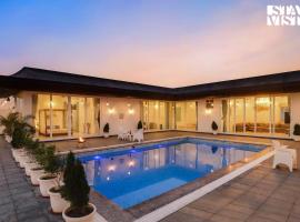 StayVista's Kundan Van - Pet-Friendly Villa with Sprawling Lawn, Outdoor Pool – hotel z basenem w mieście Begās