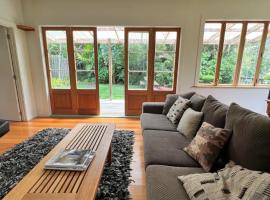 Forest Hideaway ~ Rustic, serviced apartment in Coromandel Town