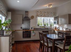 Cottage in the Heart of Carterton, family hotel in Carterton