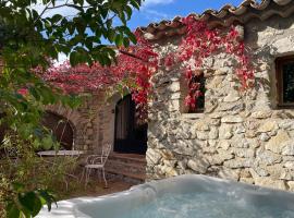 Suites romantiques avec Jacuzzi privatif ou baignoire ronde Terrazzo, Hotel in Saint-Hippolyte-du-Fort
