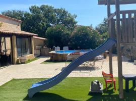 VILLA très bien équipée pour les vacances, hotel with pools in Boisset-et-Gaujac
