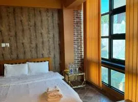 loo niva guest house studio apartment with balcony