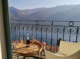 Simo House/ Stunning Lake View/ Balcony, hotel in Carate Urio