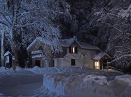 Chalet Il Cristallo-Monte Amiata, отель в городе Кастель-дель-Пьяно, рядом находится Macinaie