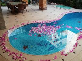 Cheerful standalone villa with pool and waterfall, hotell i Kairo