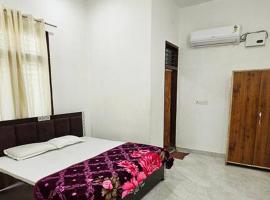 Sunlit Stays -Radha, hotel in Vrindāvan